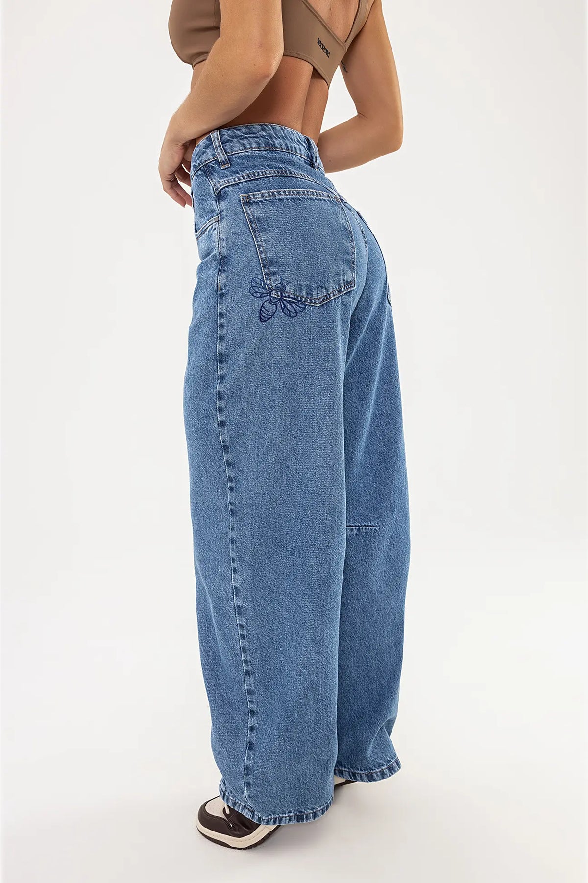 Calça Barrel Abelha Jeans — foto 8