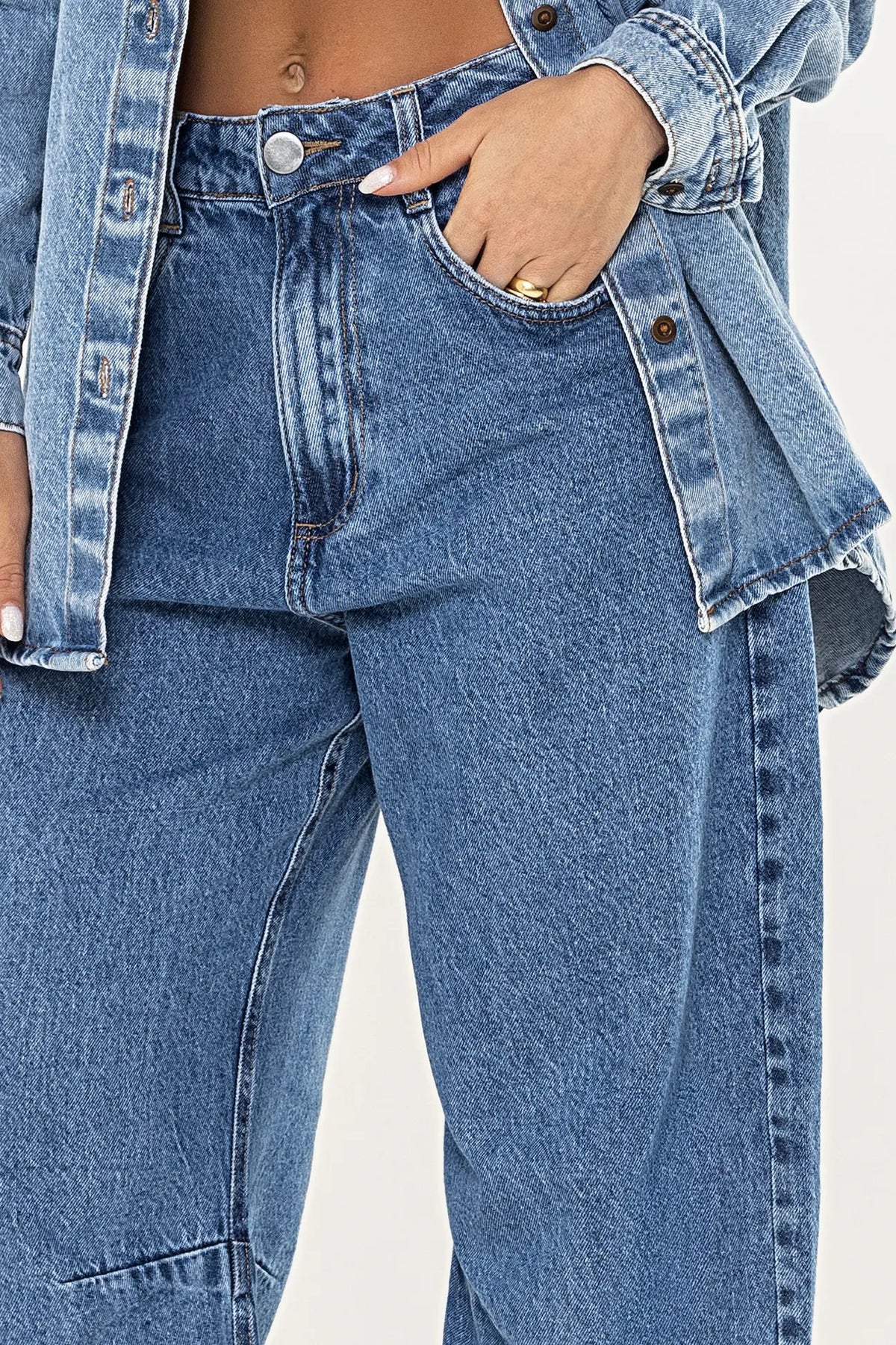 Calça Barrel Abelha Jeans — foto 7