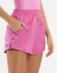Shorts Dália Rosa Acetinado — foto 4
