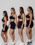 Corpo inteiro, com o shorts em uso