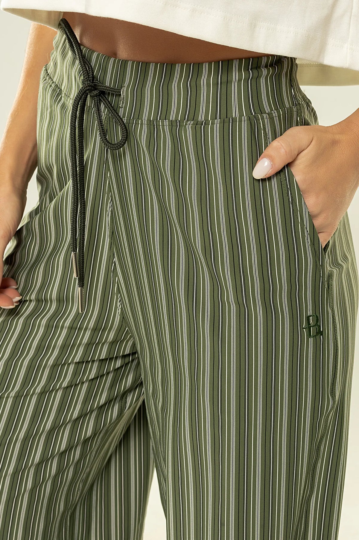 Calça Violeta Risca de Giz Verde Croco — foto 3