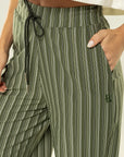 Calça Violeta Risca de Giz Verde Croco — foto 3