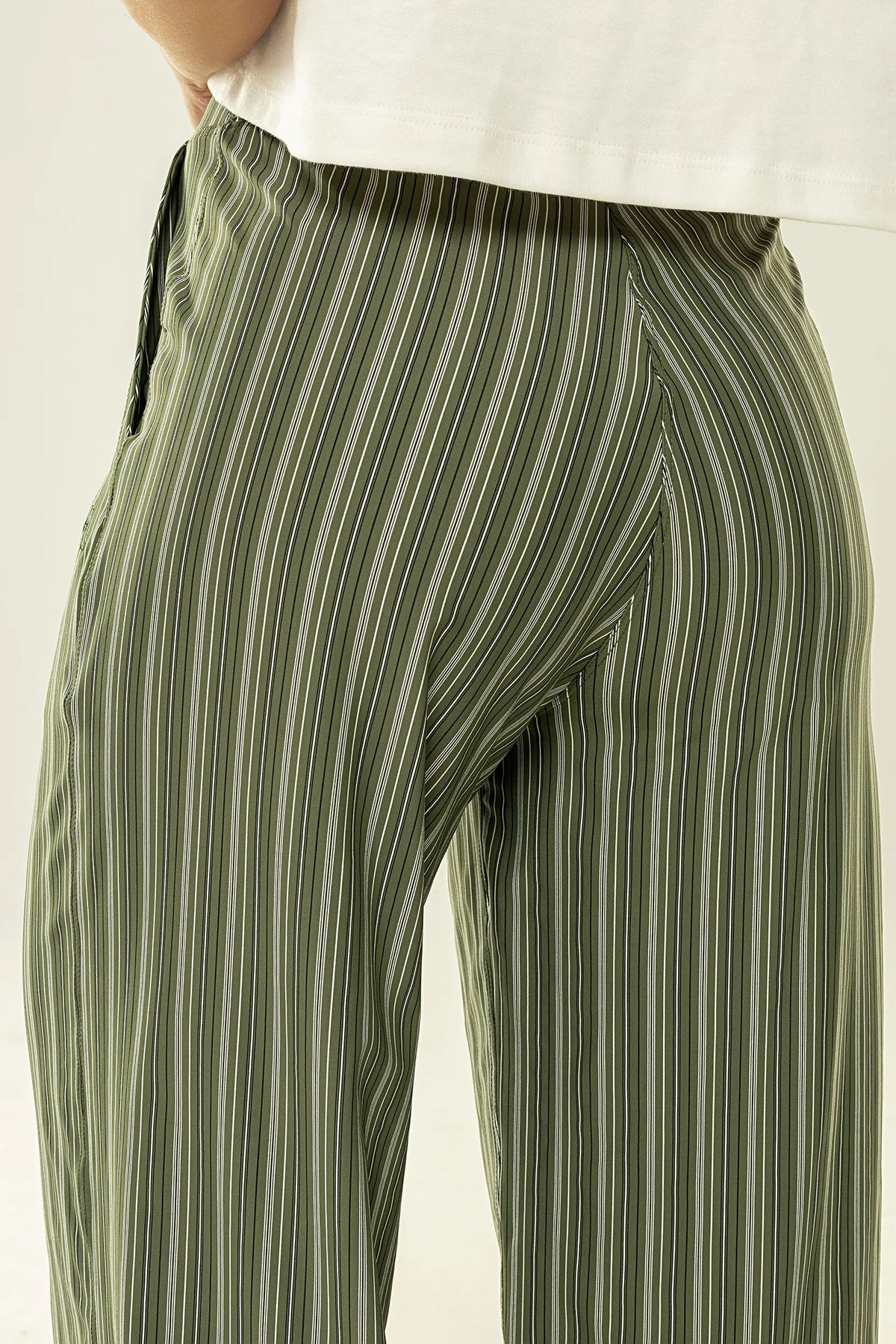 Calça Violeta Risca de Giz Verde Croco — foto 4