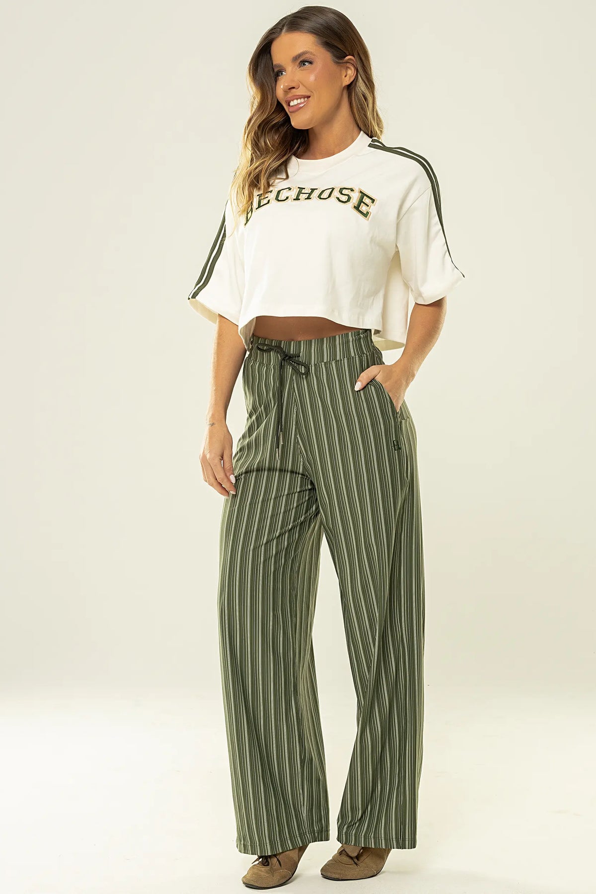 Calça Violeta Risca de Giz Verde Croco — foto 5