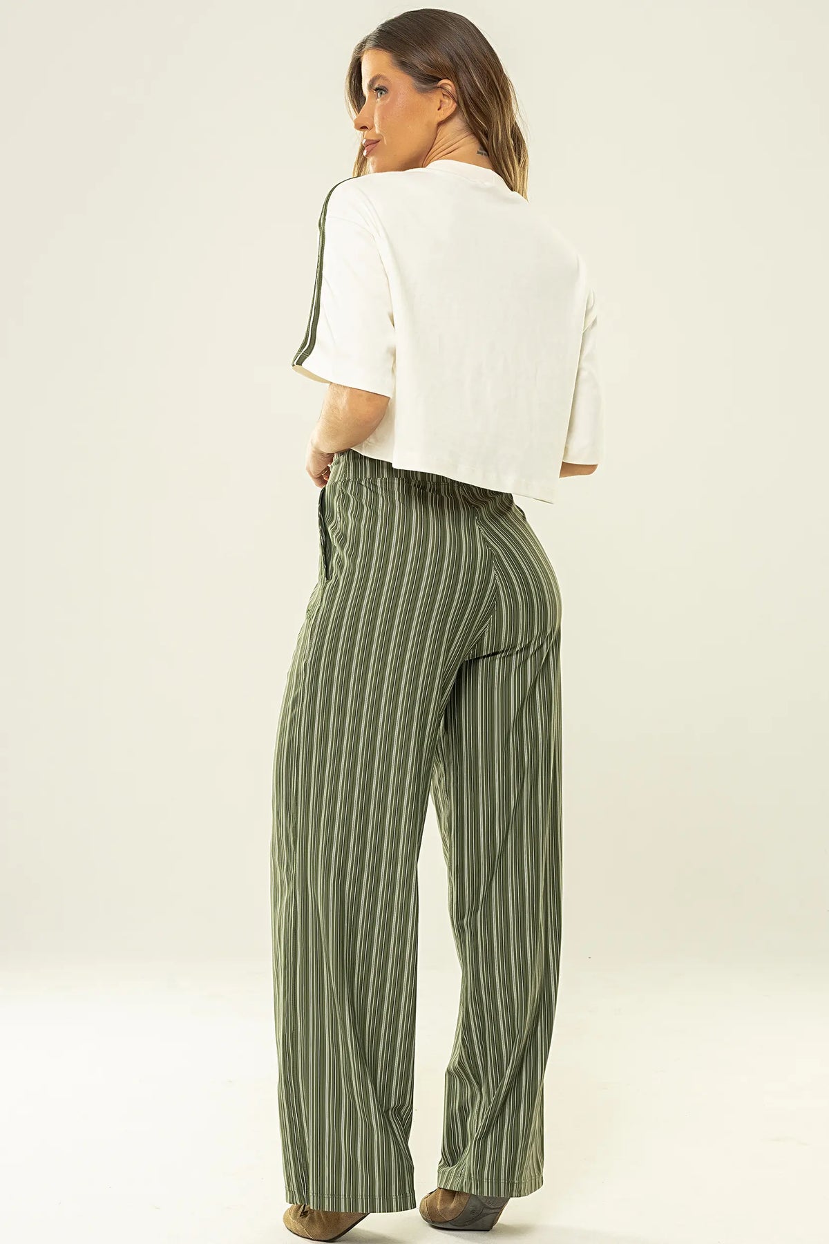 Calça Violeta Risca de Giz Verde Croco — foto 6