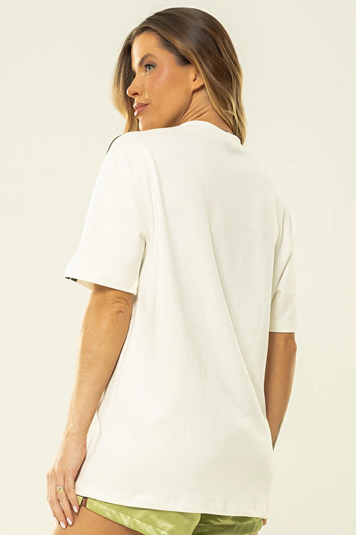 Camiseta Unissex Bordada College — foto 3