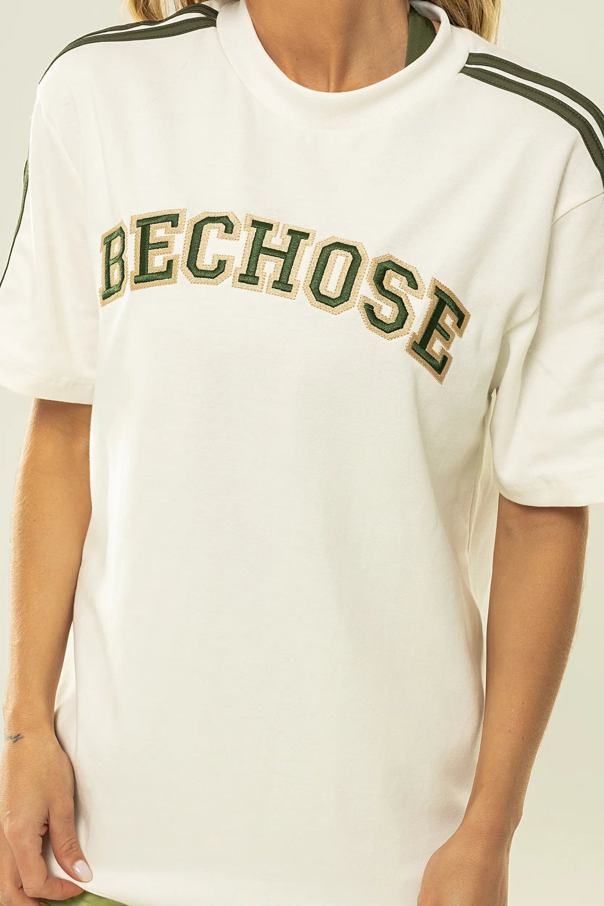 Camiseta Unissex Bordada College — foto 4