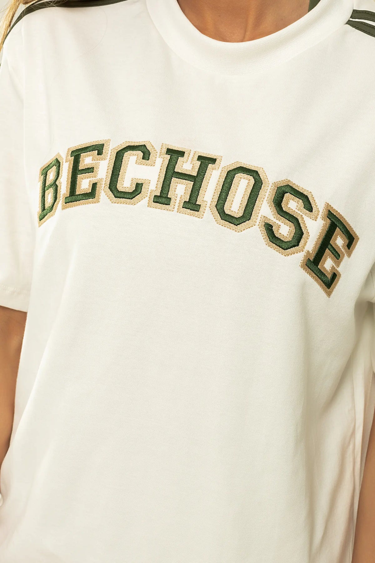 Camiseta Unissex Bordada College — foto 6
