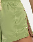 Shorts Dália Pistache Acetinado — foto 3
