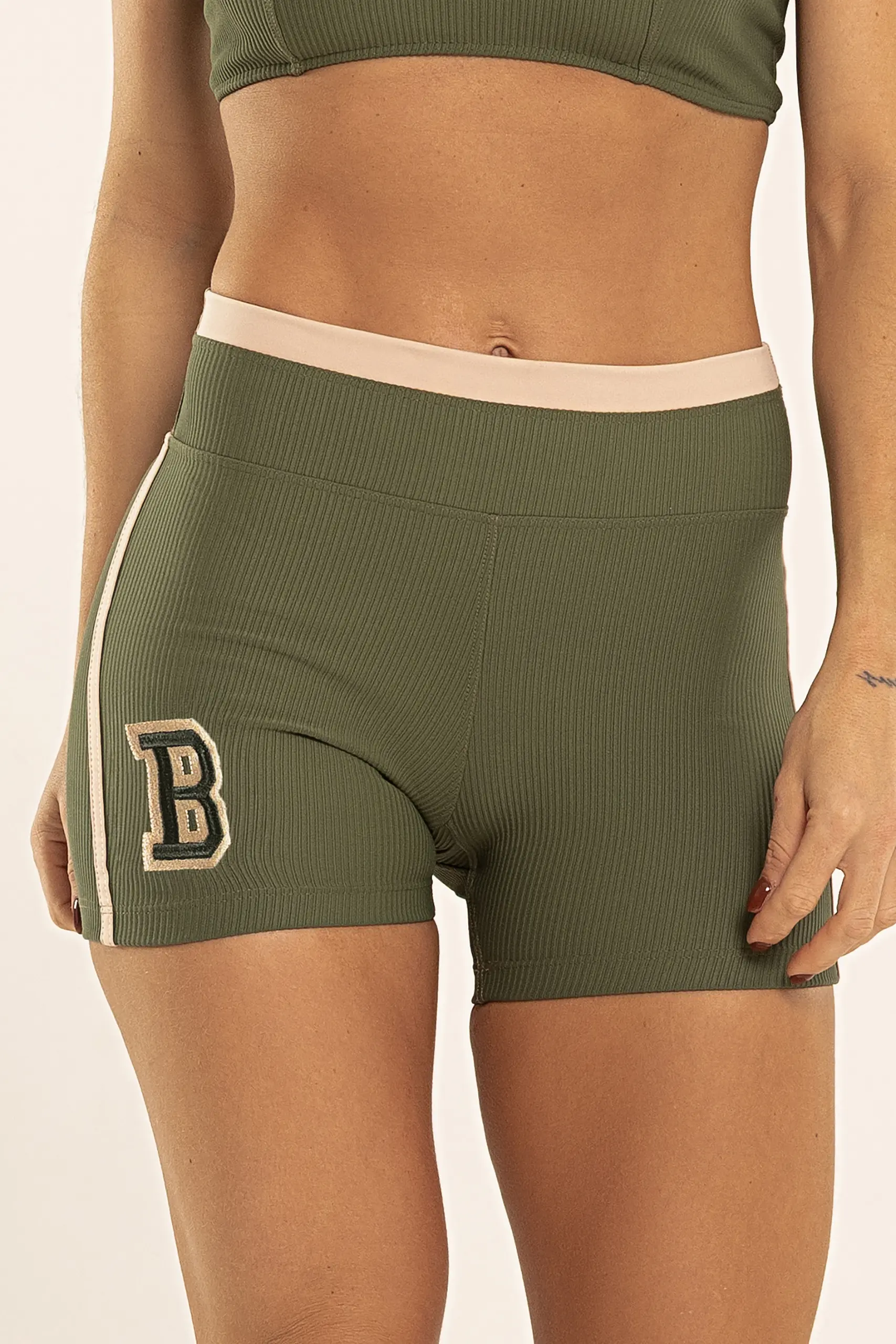 shorts-amarilis-verde-croco-canelado-com-cream-1-BECHOSE-18411 Shorts Amarílis Verde Croco Canelado / Cream - Imagem 1